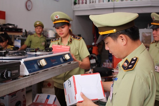 Lực lương quản lý thị trường đang làm nhiệm vụ. Ảnh minh hoạ