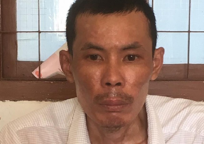 Bất ngờ kéo vợ vào giường ngủ nói: 'Giờ vợ chồng chết chung'