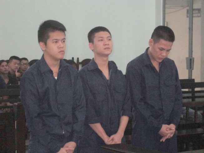 Mượn 2 cây đao, rủ 2 'đồng minh' đi thách đấu bạn nhậu