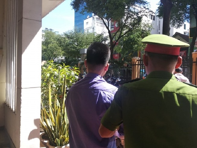 'Yêu' bé gái trong khách sạn rồi quay clip