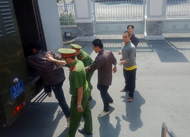Tiếng nẹt pô và thanh xuân phải trả giá