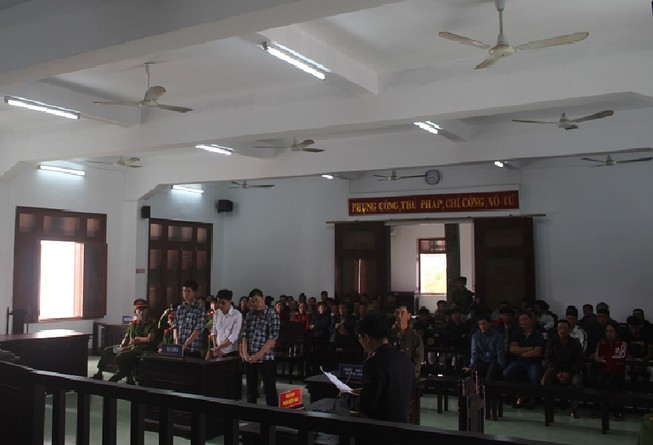 Cả bàn nhậu kéo sang đánh vì nhóm kế bên hay nhìn
