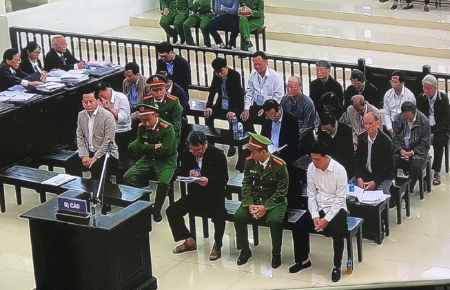 Cựu phó văn phòng ủy ban khóc vì 'sợ không qua khỏi trong tù'