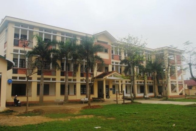 Học sinh bị bạn đâm chết trên sân bóng