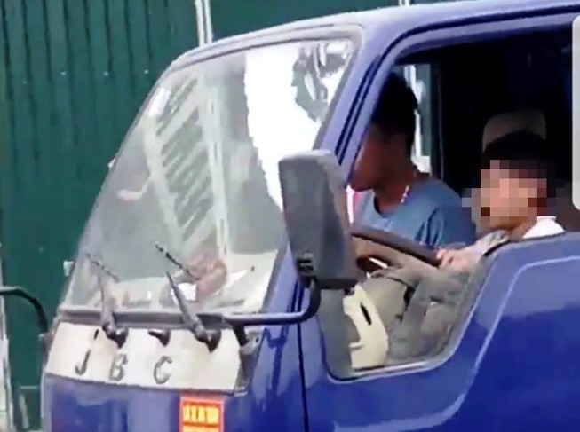 Kinh hãi bé 10 tuổi lái xe tải băng băng trên đường