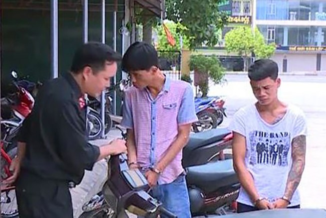 Bắt kẻ truy nã đang lận hung khí đi trộm