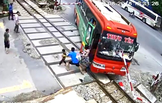 Xe lao qua gác chắn, hành khách kịp thoát trước khi tàu đến