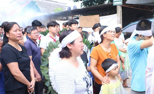 Đẫm nước mắt tiễn 8 học sinh đuối nước ở Hòa Bình