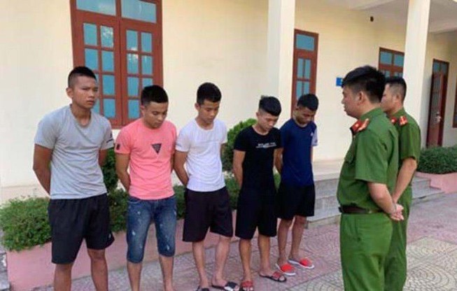 Cả chục thanh niên chặn xe khách ném đá