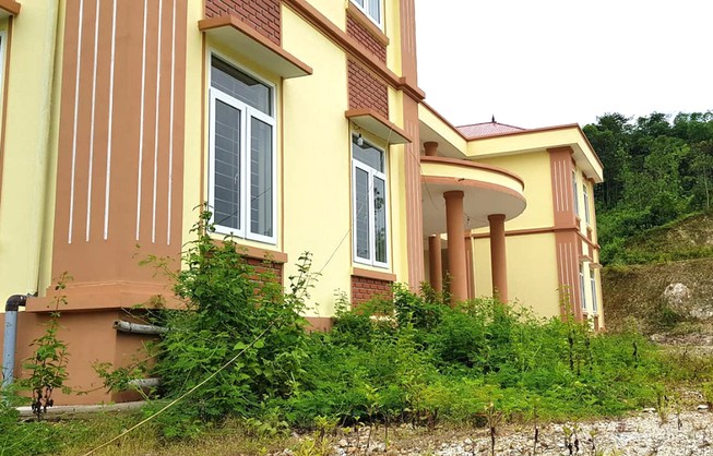 Công sở 6 tỉ đồng bỏ hoang vì không có điện