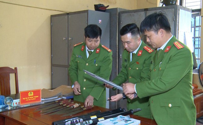 12 người giải quyết mâu thuẫn bằng súng và dao kiếm
