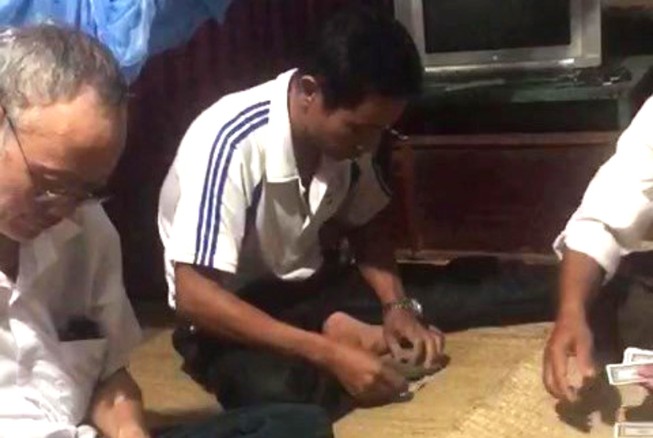Bí thư, phó chủ tịch xã bị tạm đình chỉ vì đánh bài ở công sở