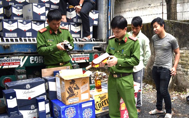 1.000 chai rượu ngoại đem ra Hà Nội tiêu thụ không nguồn gốc