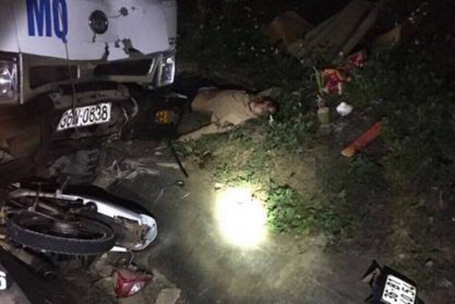 Xe máy va chạm ô tô tải, 3 người tử vong tại chỗ