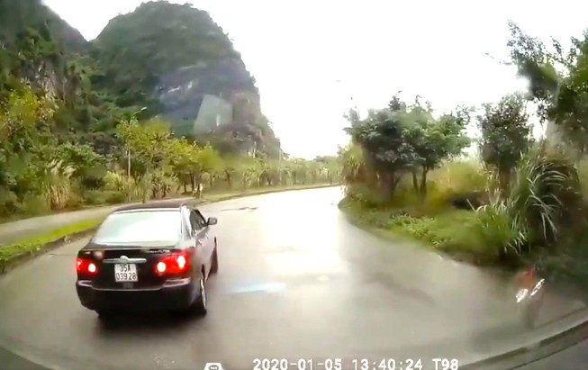 Tài xế lùi xe trên quốc lộ tránh cảnh sát đo nồng độ cồn