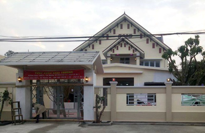 Chủ quán karaoke cầm dao truy sát 3 khách hát