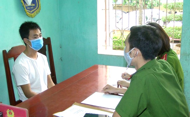 Bị công an bắt giữ vì lừa bán khẩu trang qua mạng