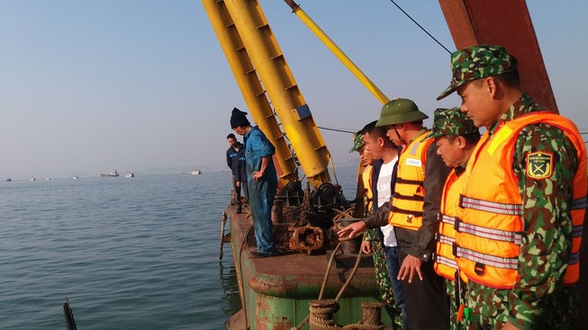 Hạ Long: Xà lan đâm tàu du lịch chở 31 khách Trung Quốc