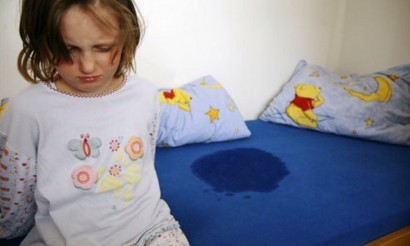 Bốn lỗi cha mẹ cần tránh khi con đái dầm