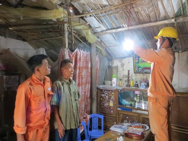 Thợ điện thủ đô chăm sóc khách hàng