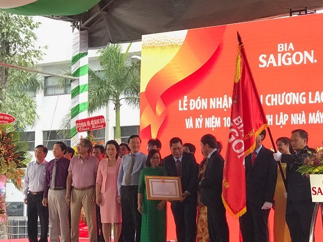 Nhà máy bia Sài Gòn - Củ Chi nhận huân chương