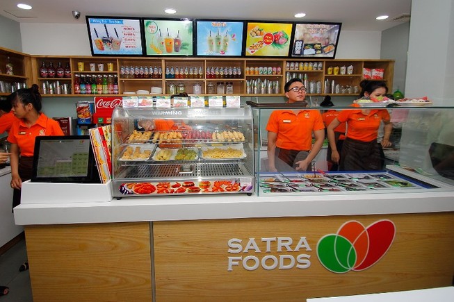 Cửa hàng Satrafoods đầu tiên tích hợp bán thức ăn nhanh
