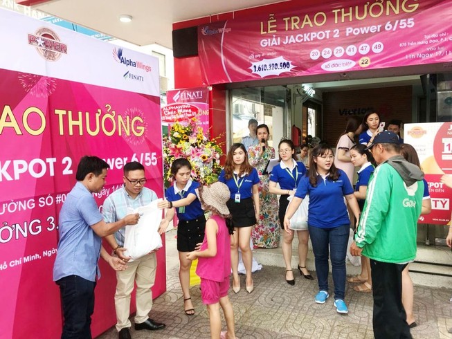 Chủ nhân giải Jackpot tặng 100 phần quà cho người nghèo
