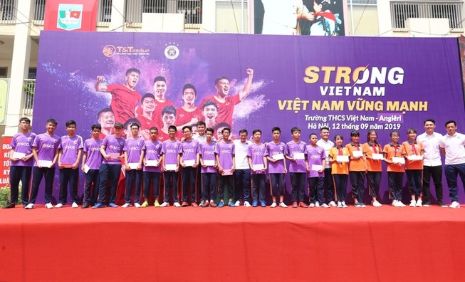 Quang Hải, Bùi Tiến Dũng giao lưu với học sinh dịp Trung thu