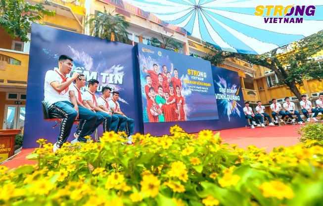 CLB bóng đá Hà Nội truyền cảm hứng cho học sinh thủ đô
