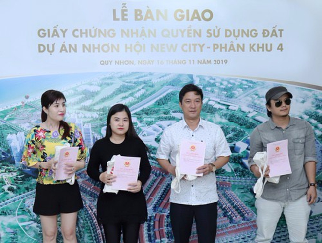 Nhơn Hội New City giao sổ đỏ cho khách hàng trước thời hạn