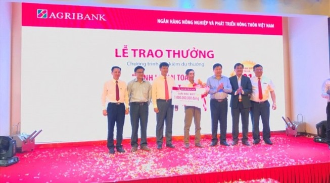 Agribank trao sổ tiết kiệm trị giá 01 tỉ đồng