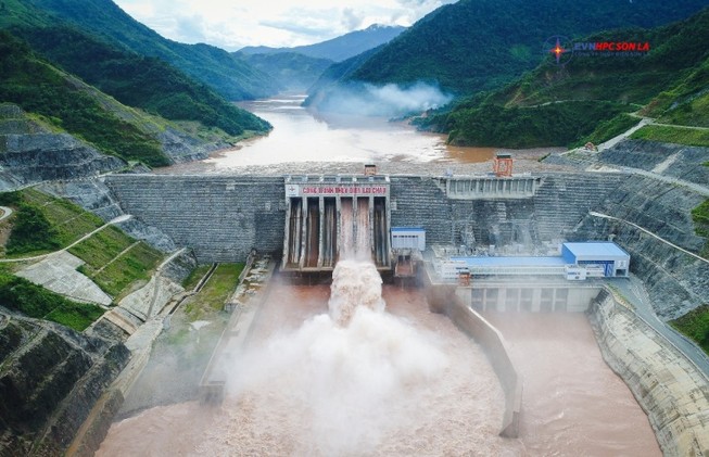Điện lực Việt Nam: 65 năm thắp sáng niềm tin