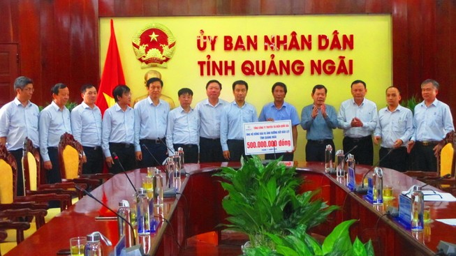 Chủ tịch EVNNPT tặng quà cho người dân Quảng Nam, Quảng Ngãi