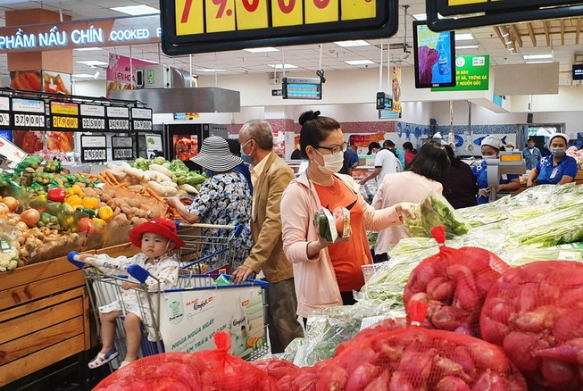 Đông kín khách săn ưu đãi tại siêu thị Co.opmart đầu tuần