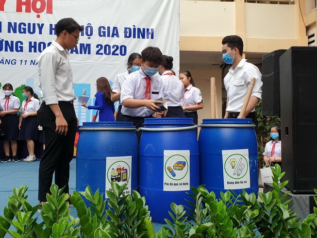 Rèn ý thức học sinh phân loại chất thải nguy hại