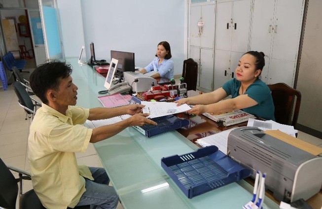Cán bộ phường 4 (quận Tân Bình, TP.HCM) làm việc ngoài hành chính để phục vụ người dân. Ảnh: HOÀNG GIANG