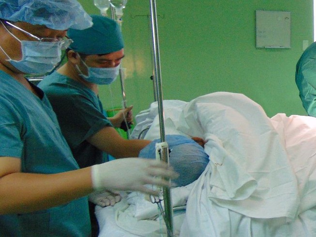 Sập nhà, 4 người nhập viện 1 người tràn máu màng phổi