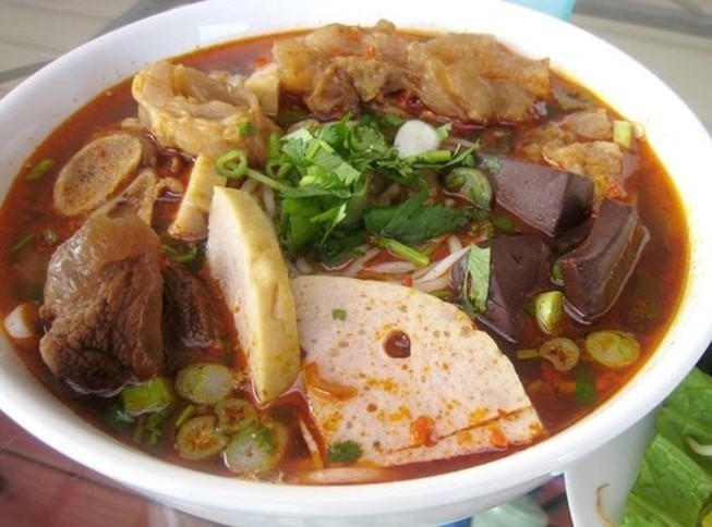 Ăn bún bò, cụ ông bị cục gân bò 5 cm chắn ngang đường thở