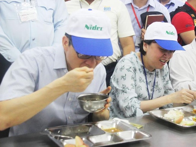 Ăn cơm cùng công nhân, Phó Thủ tướng Vũ Đức Đam khen ngon