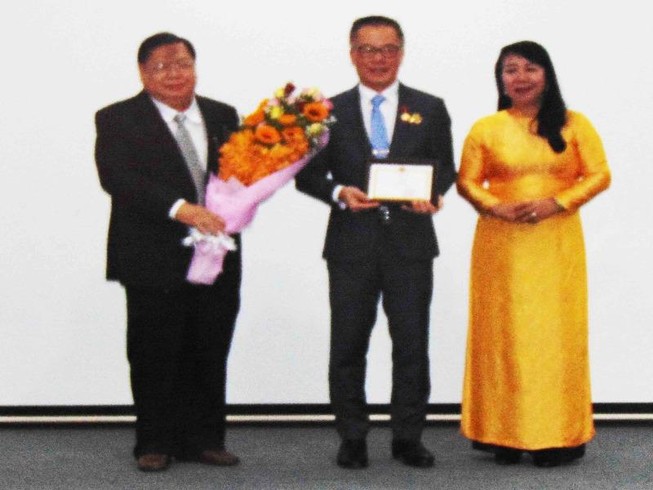 Giáo sư Úc được VN tặng kỷ niệm chương Vì sức khỏe nhân dân