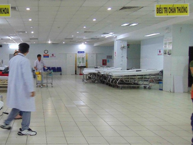 Khoa cấp cứu vắng vẻ đêm giao thừa