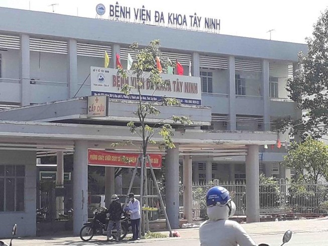 Đang ngồi trên lề đường, bị ô tô lao lên đè vỡ gan