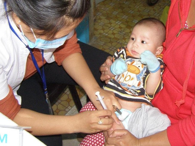 Sẽ đề xuất chế tài cha mẹ không cho con tiêm chủng bắt buộc