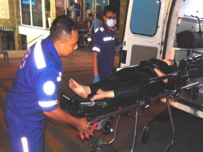 Nhân viên y tế TP.HCM đang cấp cứu một ca ngoại viện. Ảnh: TRẦN NGỌC