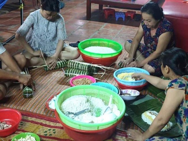 Có một nhà ở Hóc Môn giữ tập tục gói bánh tét cúng ông bà