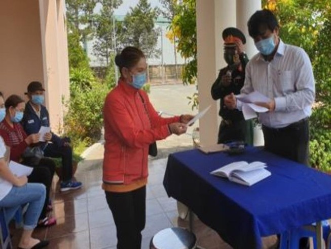 Xét nghiệm COVID-19 với người ở lô A1 chung cư Hòa Bình