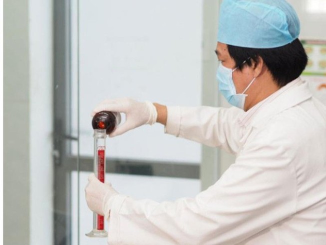 BV Da liễu TP.HCM tự pha chế nước rửa tay phòng COVID-19
