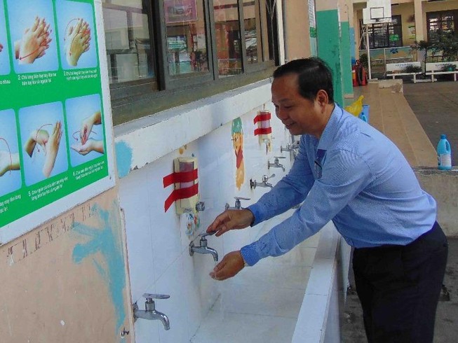 Đừng xem hành động khử khuẩn sau bắt tay là bất lịch sự