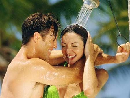 "Yêu" dưới vòi sen, "yêu" trên sàn nhà