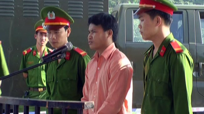 Nhậu chung, con 19 tuổi đánh cha đến chết